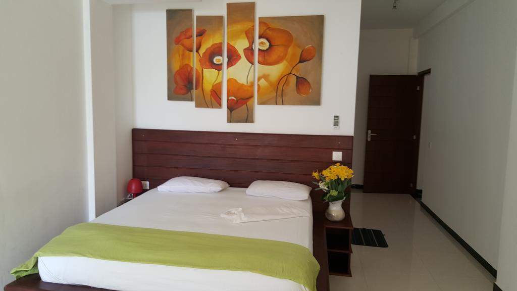 The Den Guest House Хіккадува Екстер'єр фото